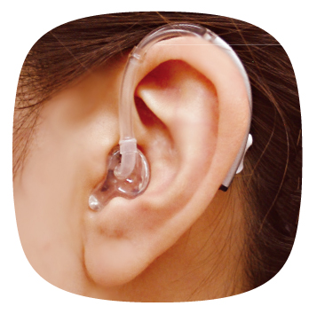 耳かけ型を装用した写真です。耳の上部に補聴器本体をかけて使います。