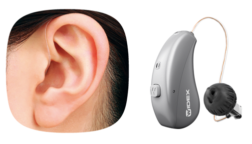 RIC耳かけ型補聴器です。細いチューブが少し見えるだけで目立たないです。