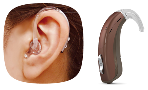 従来耳かけ型補聴器と装用写真です。補聴器本体・フック・チューブが見えています。